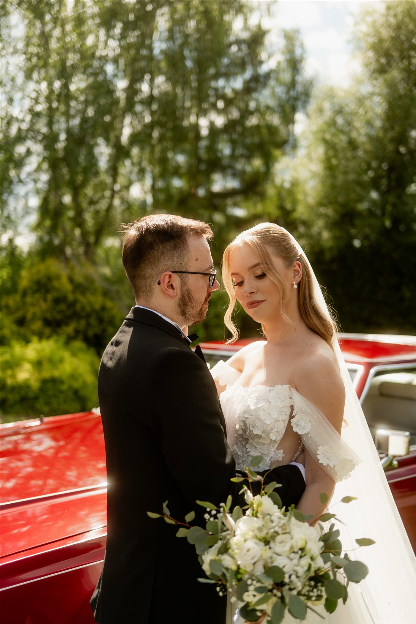 Sylwia i Michał przy czerwonym kabriolecie